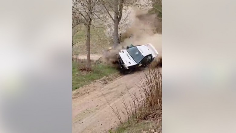 Dzwon i dachowanie Subaru podczas rajdu. Silnik stanął w płomieniach