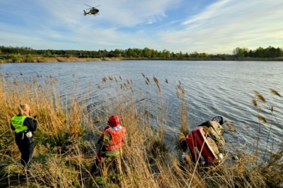 Tragedia w Bolimowie. BMW wpadło do wody po driftowaniu. Dwie osoby nie żyją, trzecia walczy o życie