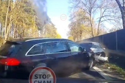 Czołowe zderzenie osobówek pod Poznaniem. LPR zabrała dwójkę dzieci do szpitala. Opublikowano nagranie