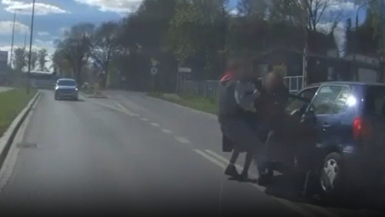 Ukradł kobiecie auto, wyciągając ją siłą zza kierownicy. Volkswagena porzucił na torach, gdzie uderzył w niego pociąg