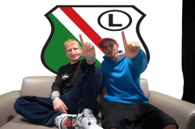 Kim jest ten rudy? Internauci dociekają, kto śpiewał z Łatwogangiem w "Azizam"