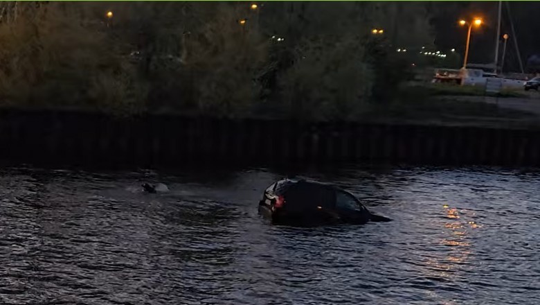 Chciał tylko włączyć radio, po chwili auto zjechało do wody. Kierowca sam dopłynął do brzegu