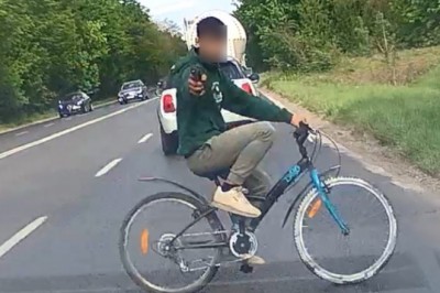 Kamera uchwyciła, jak celuje "bronią" w kierowcę. W Poznaniu zatrzymano 13 i 14-latka